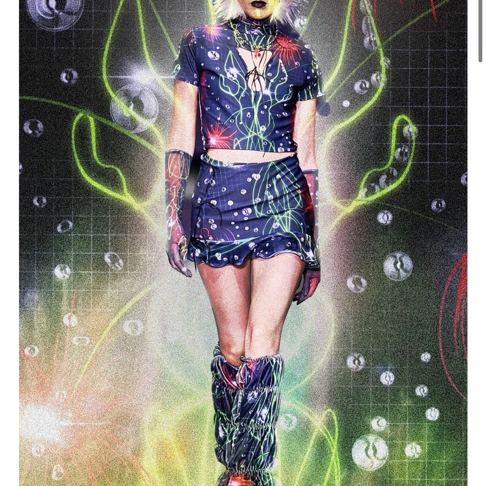 New Cosmic Factory Obsidian Bubble Graphic Women's Top Tie Velvet Crop - Picture 2 of 6